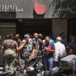 Lübnan'da bir kişi parasını çekemeyince banka çalışanlarını rehin aldı