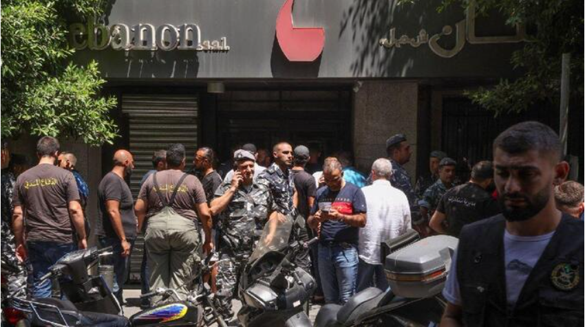 Lübnan'da bir kişi parasını çekemeyince banka çalışanlarını rehin aldı