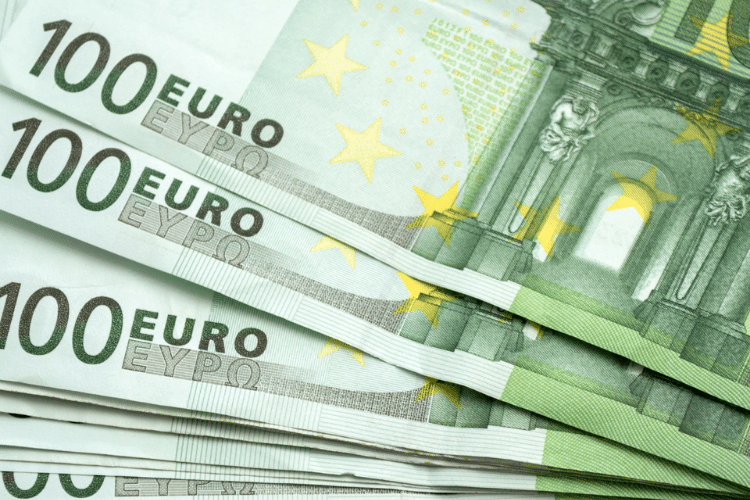 Dolar değer kaybederken, Euro, Sterlin değer kazandı