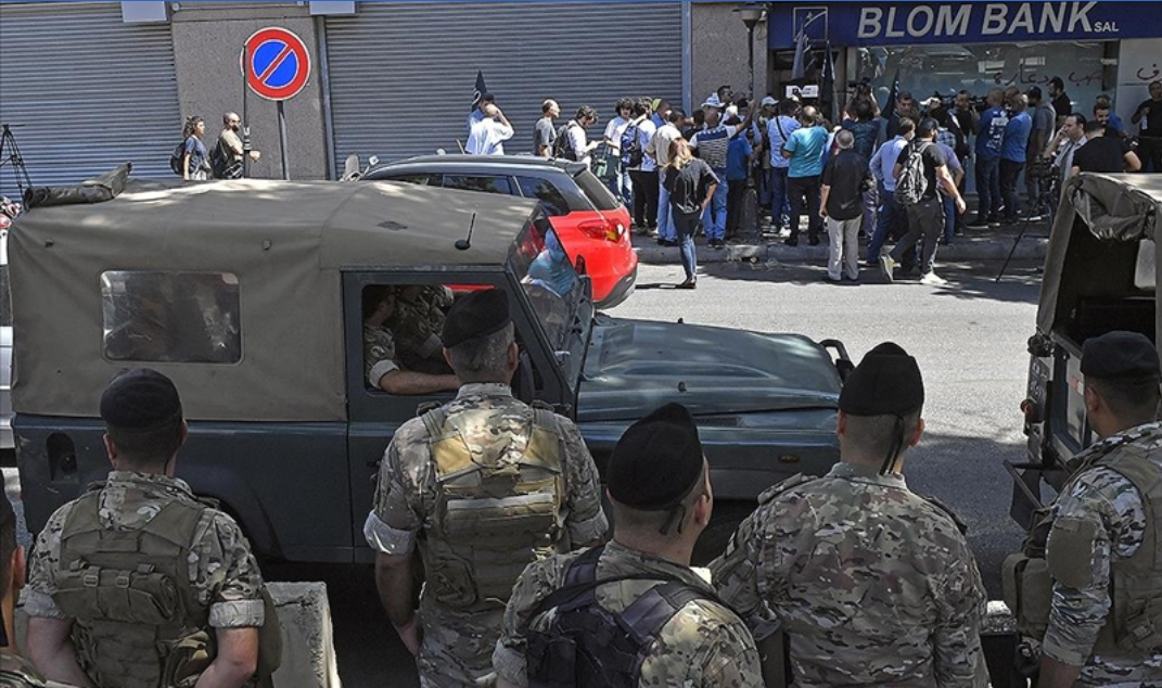 Lübnan'da mudilerin silahlı baskınları sonrası bankalar süresiz kapalı kalacak